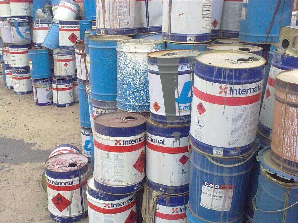 油漆桶破碎機工作中產(chǎn)生的大量粉塵如何解決？