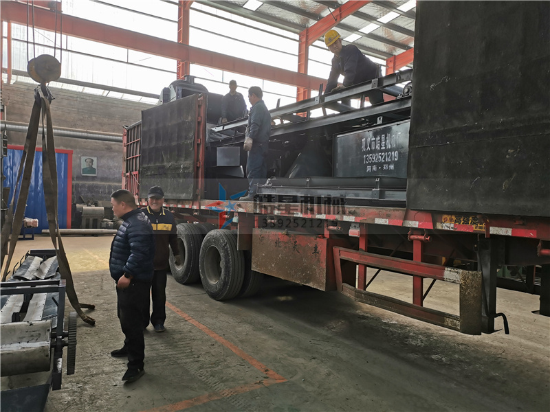 <a href='http://www.anenr.cn/psxl/1279.html' target='_blank'><span>廢鋁破碎機</span></a>成套設備吊裝現(xiàn)場