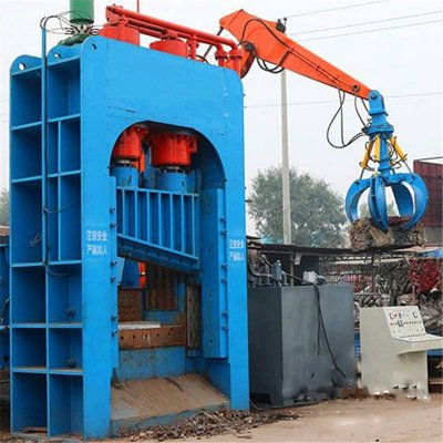 大型卡車、汽車車體破碎，用哪種剪切機(jī)？廢鋼破碎機(jī)OR液壓龍門剪？