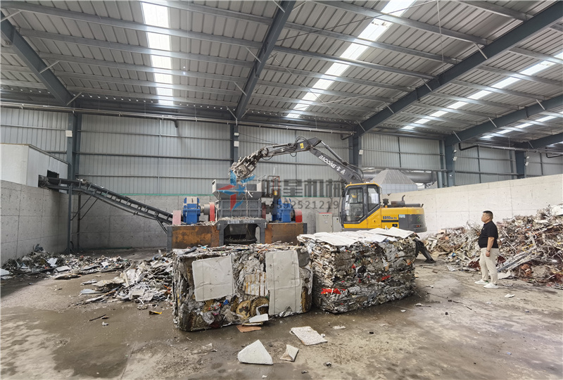 <a href='http://www.anenr.cn/ssxl/1670.html' target='_blank'><span>斷橋鋁撕碎機</span></a><a href='http://www.anenr.cn/ssxl/1030.html' target='_blank'><span>雙軸撕碎機</span></a>撕碎金屬壓塊作業(yè)現(xiàn)場