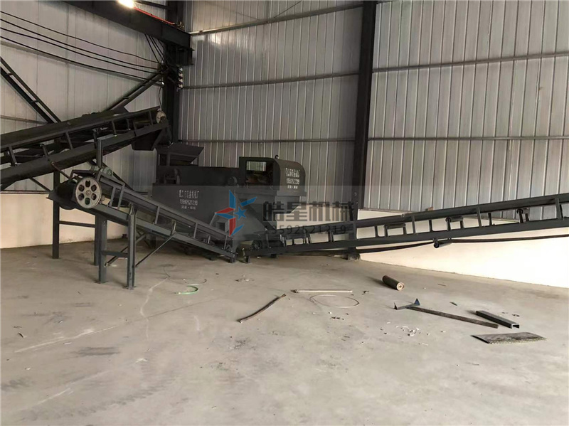 輸送機類型： 選擇合適的輸送機類型，例如橡膠帶輸送機、鋼帶輸送機或鏈板輸送機。每種類型的輸送機都有其特定的優(yōu)勢和適用場景。橡膠帶輸送機通常用于輕型和中型物料，而鏈板輸送機適用于重型和大塊狀的物料。在廢鋼破碎機生產(chǎn)線中鏈板輸送和橡膠輸送的應(yīng)用比較多。